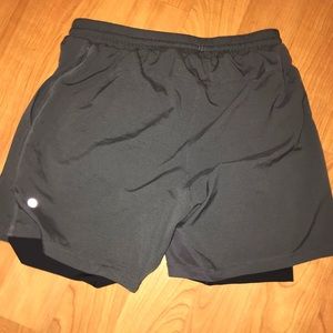 Men’s medium lululemon 7” shorts with linear